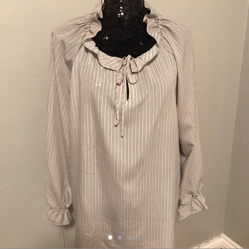 Flowey light grey blouse.